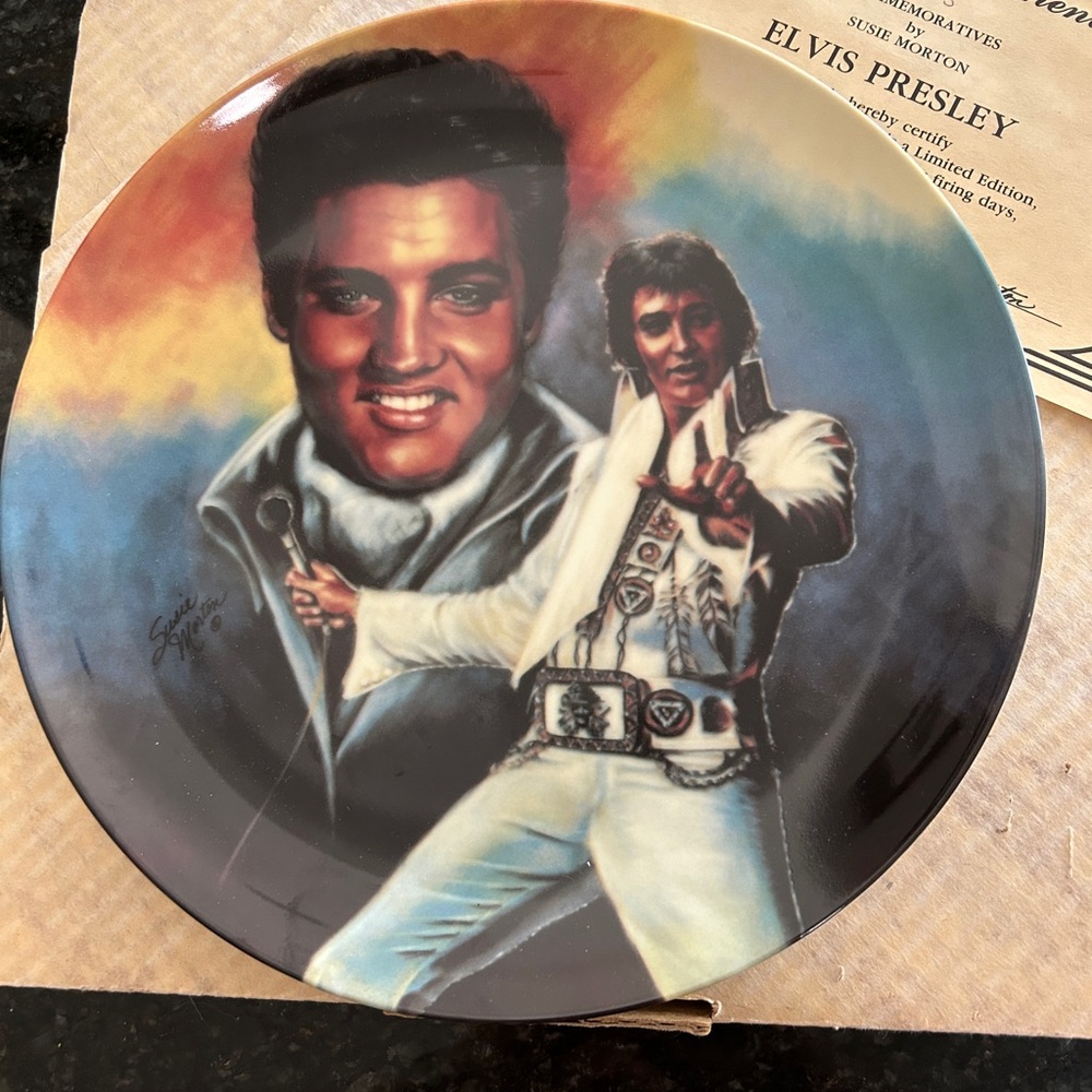 Limited Edition Numbered Elvis Presley Collectors Plate by Susie Morton - Picture 3 of 3